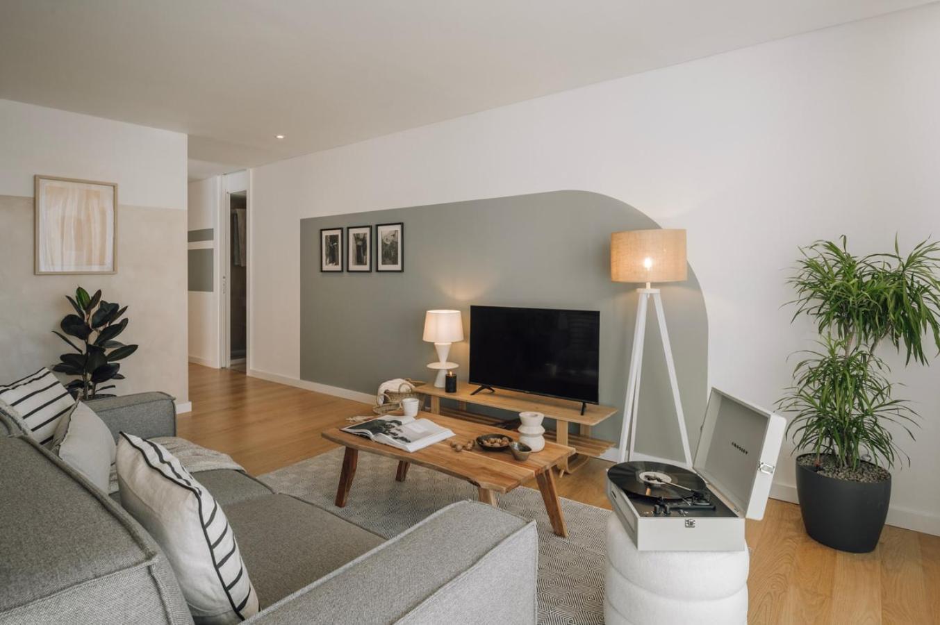 Minturno - 2 Bedrooms And Balcony In Alvalade